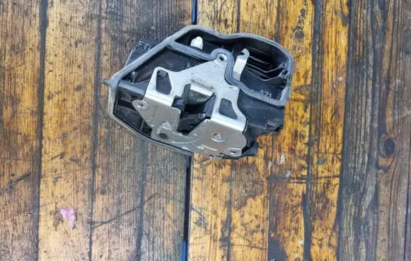 BMW X5 E70 Front door lock 7167071