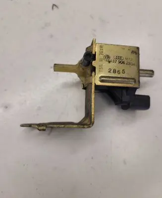 Audi A6 S6 C4 4A Vacuum valve 437906283A