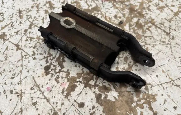Volvo XC60 Engine mount bracket 8G9N6P082BA