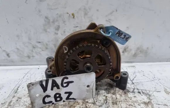 Volkswagen Polo IV 9N3 Oil pump 03F115105C