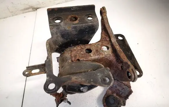 Nissan Almera Tino Engine mount bracket