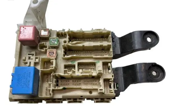 Toyota Avensis T270 Fuse module 8273005660A 308312G11