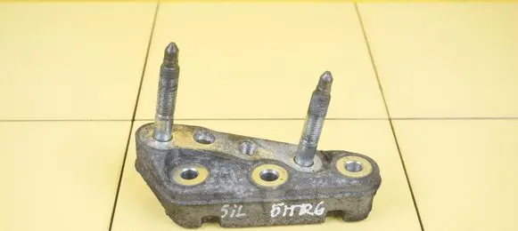 Toyota Avensis T270 Engine mounting bracket N47C16A