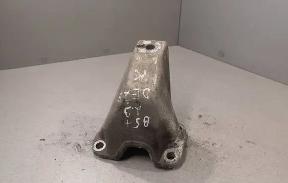 Volkswagen PASSAT B5.5 Engine mounting bracket 8D0399113AB