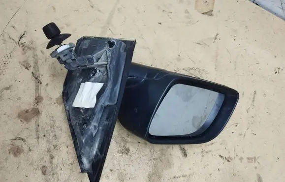 Volkswagen Polo Manual wing mirror E1010695