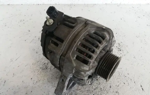 Toyota Corolla Verso AR10 Generator/alternator 0124315024