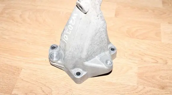 Mercedes-Benz C W203 Engine mounting bracket 2712230904