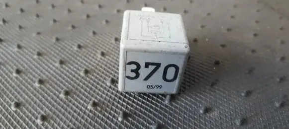 Volkswagen PASSAT B5.5 Other relay 8D0951253 V23134-J52-X300