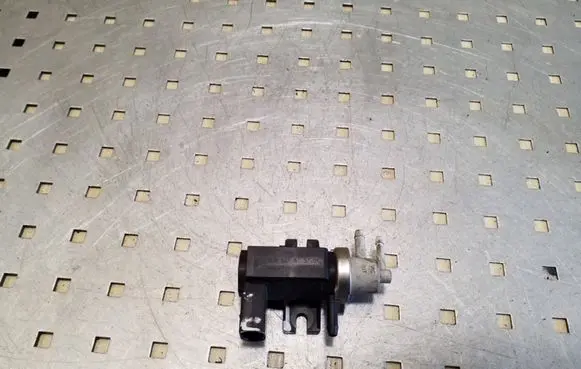 Volkswagen Touareg I Turbo solenoid valve 1J0906627A 72290325