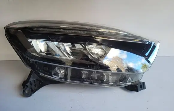 Renault Captur Headlight/headlamp 260107244R