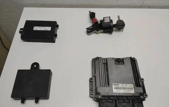 Opel Vivaro Engine ECU kit and lock set 237103984R 0281031363 237105209R