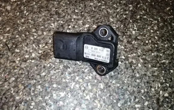Volkswagen Touran I Air pressure sensor 0281002401 038906051C