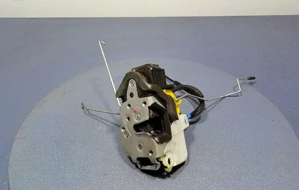 Opel Mokka Front door lock