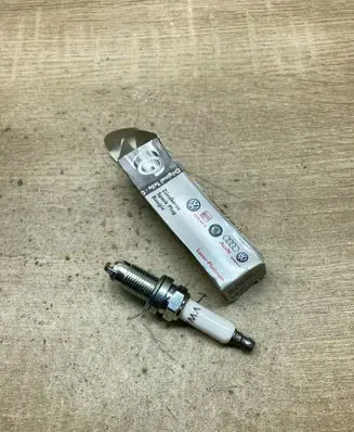 Audi A6 S6 C6 4F Spark plug 101905620
