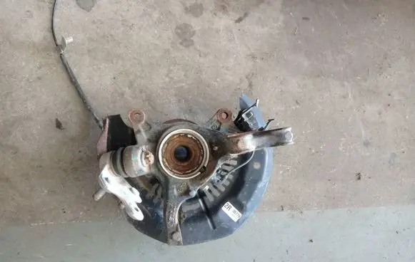 Toyota Sienna XL30 III Front wheel hub