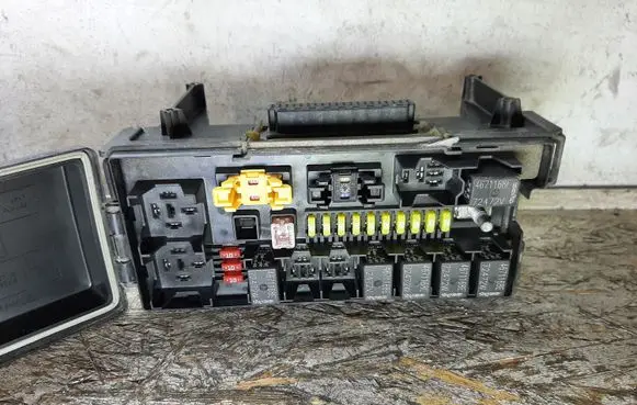 Jeep Grand Cherokee (WK) Fuse module 04692073AB