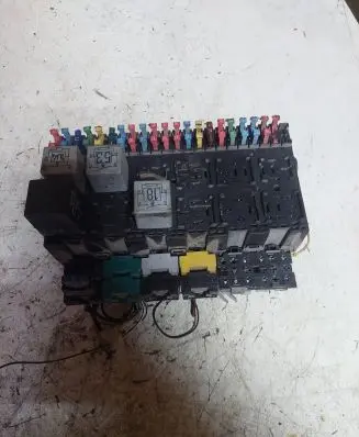 Volkswagen Golf III Fuse box set 357937039