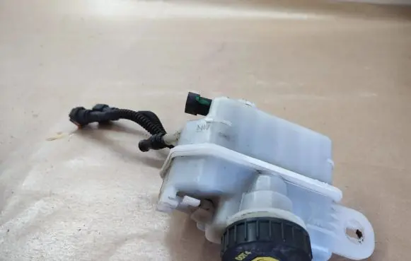 Brake fluid reservoir