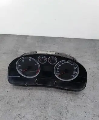 Volkswagen PASSAT B5.5 Speedometer (instrument cluster) 3B0920829A