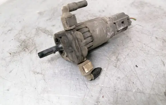 Volkswagen Golf Plus Windscreen/windshield washer pump 1T0955651A