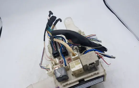 Toyota Auris 150 Fuse module 8273012210