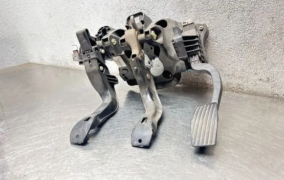 Opel Corsa D Pedal assembly 55703354
