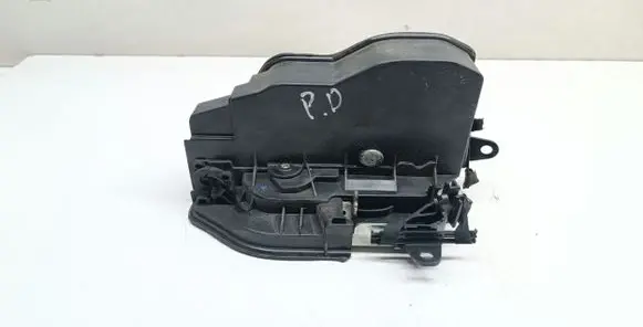 BMW 1 E82 E88 Front door lock 7202144
