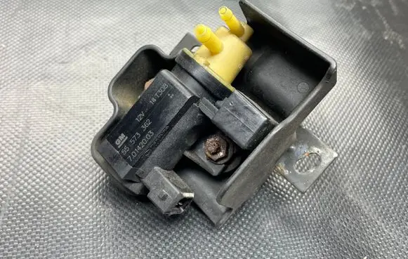 Opel Insignia A Turbo solenoid valve 55573362