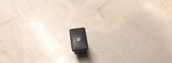 Toyota Avensis T270 Fuel tank opening switch 15C252