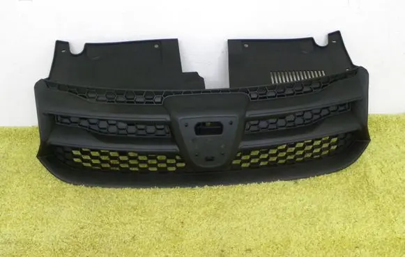 Dacia Sandero Front bumper upper radiator grill 623103971R