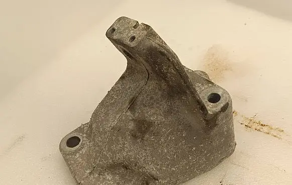 Engine mounting bracket