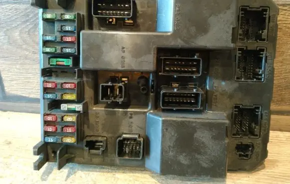 Peugeot 307 Fuse module 9651197580 9651196880
