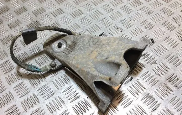 BMW 5 E60 E61 Engine mounting bracket 8770634
