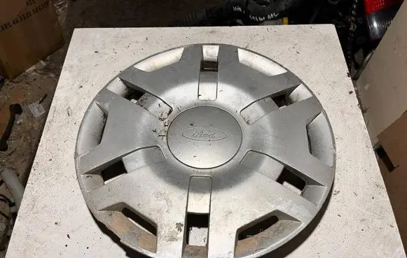 Ford Fiesta R14 wheel hub/cap/trim 2S611130BA