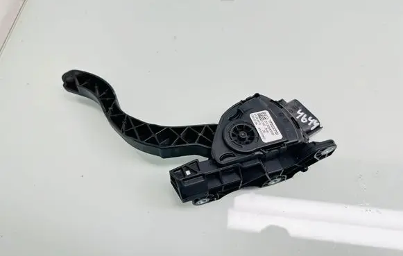 Volvo V60 Accelerator throttle pedal 31329058 6PV01083401