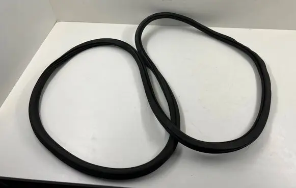 Porsche Macan (95B) Rubber seal rear door 95b831721b