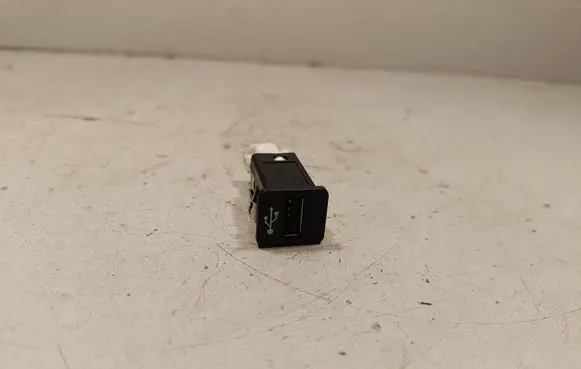 BMW 5 F10 F11 USB socket connector 9237656