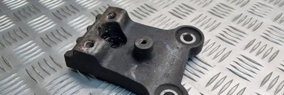 Peugeot 207 CC Engine mounting bracket