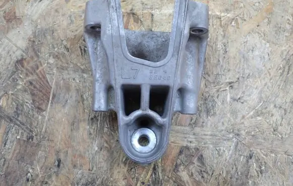Lexus IS III XE30 Engine mounting bracket 
