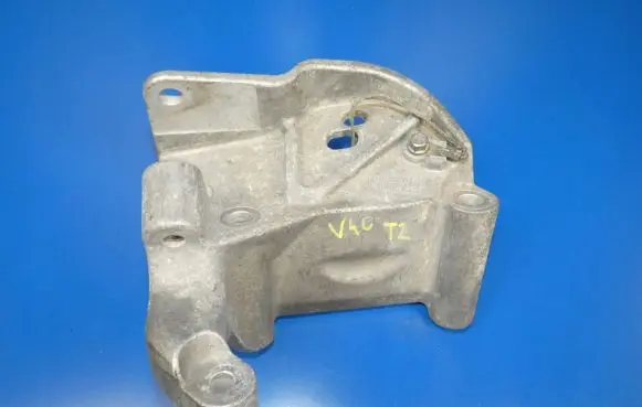 Volvo V40 Engine mounting bracket 31359637