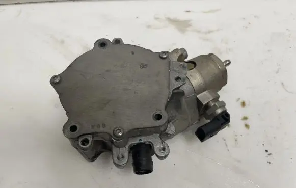 Volkswagen Golf VII Vacuum pump 06L145100A