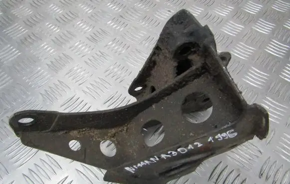 Nissan Almera Engine mounting bracket