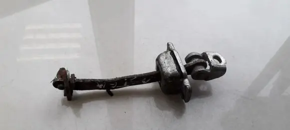 Opel Astra F Rear door check strap stopper