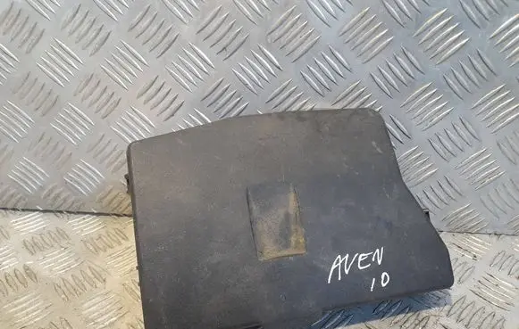 Toyota Avensis T270 Fuse box cover 8266205150