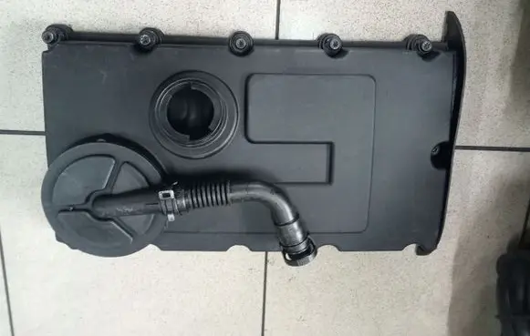 Volkswagen Touran I Rocker cam cover 03G103475