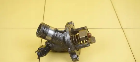 Opel Corsa E Thermostat/thermostat housing 12635761 B10XFT