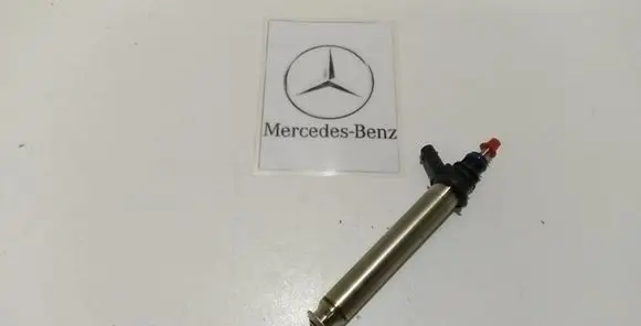Mercedes-Benz GL X166 Fuel injector A2560700187 0261500397