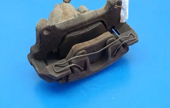 Volkswagen PASSAT B6 Front brake caliper