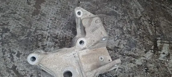 Volvo XC70 Engine mounting bracket 6G926P096FG