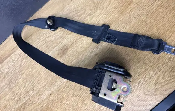 Opel Vivaro Middle seatbelt (rear) B507743